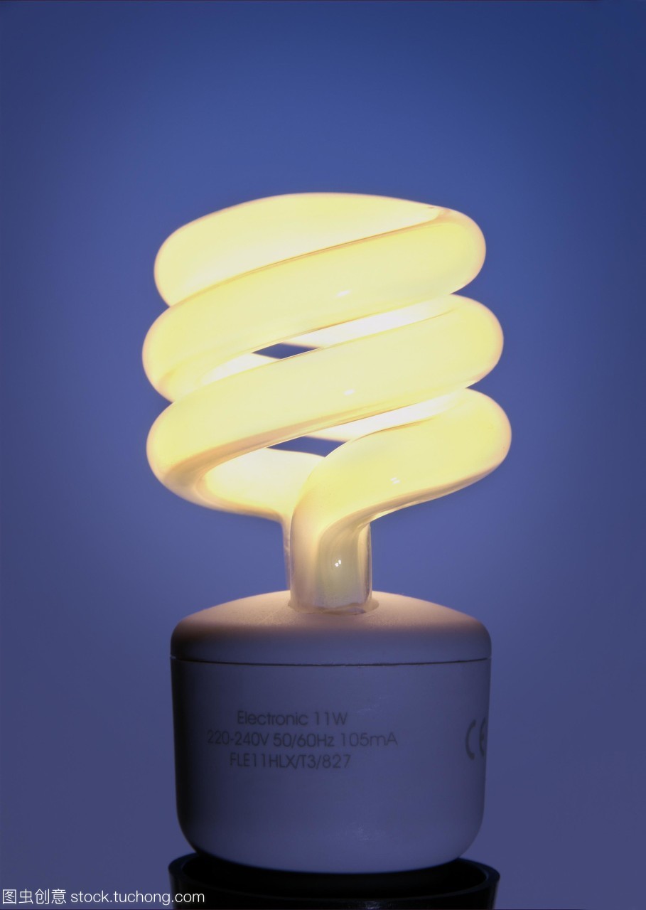 節能燈泡。這種緊湊型熒光燈泡由含有惰性氣體和汞蒸氣的含磷玻璃管組成。當電流通過管道時,汞氣體會被激發,并導致磷發光。普通的燈絲白熾燈只有10%的能量是光,其余的是熱量。緊湊型熒光燈比燈絲產生的熱量要少得多,因此更多的電能轉化為光,提高了效率。